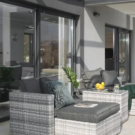 Infinity Near Pula For 8 Persons With 68 M2 Private Pool, Sauna & Kids Playground *