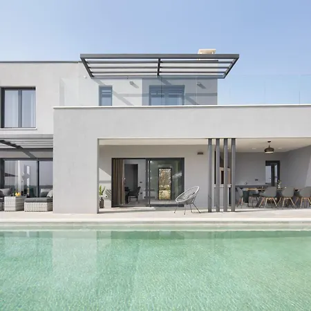 Infinity Near Pula For 8 Persons With 68 M2 Private Pool, Sauna & Kids Playground