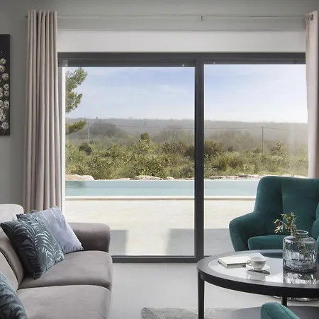 Infinity Near Pula For 8 Persons With 68 M2 Private Pool, Sauna & Kids Playground فيلة
