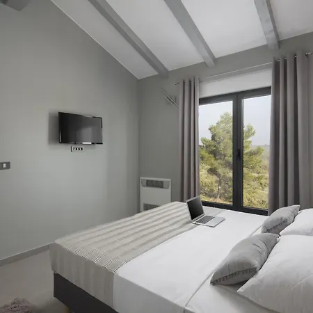 Infinity Near Pula For 8 Persons With 68 M2 Private Pool, Sauna & Kids Playground *