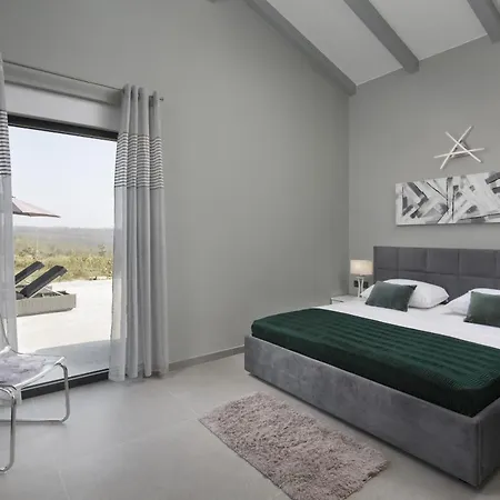Infinity Near Pula For 8 Persons With 68 M2 Private Pool, Sauna & Kids Playground * فودنيان