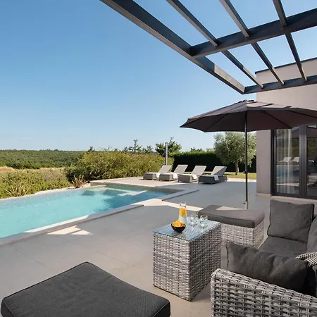 Infinity Near Pula For 8 Persons With 68 M2 Private Pool, Sauna & Kids Playground فيلة