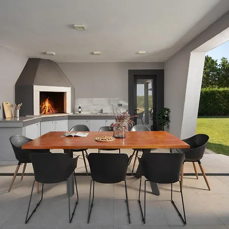 Infinity Near Pula For 8 Persons With 68 M2 Private Pool, Sauna & Kids Playground فودنيان