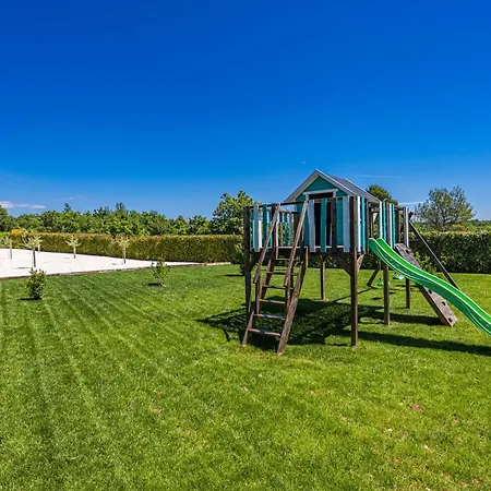 فيلة Infinity Near Pula For 8 Persons With 68 M2 Private Pool, Sauna & Kids Playground فودنيان