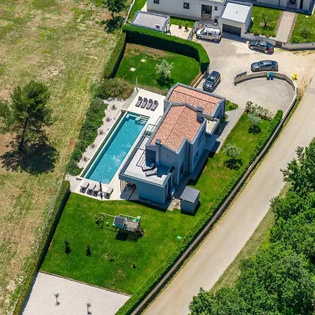 Infinity Near Pula For 8 Persons With 68 M2 Private Pool, Sauna & Kids Playground * فودنيان
