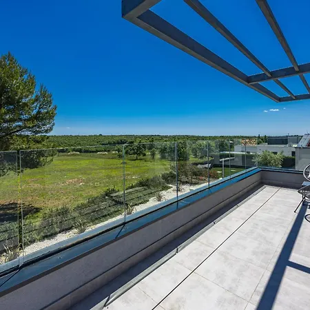 Infinity Near Pula For 8 Persons With 68 M2 Private Pool, Sauna & Kids Playground فيلة فودنيان