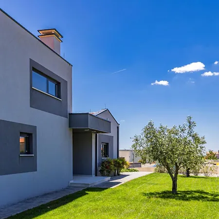 Infinity Near Pula For 8 Persons With 68 M2 Private Pool, Sauna & Kids Playground * Vodnjan