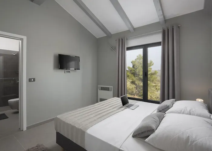 Infinity Near Pula For 8 Persons With 68 M2 Private Pool, Sauna & Kids Playground *